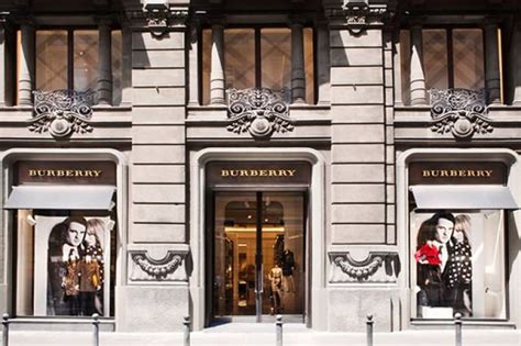 Burberry: prima boutique a Napoli in Via Dei Mille